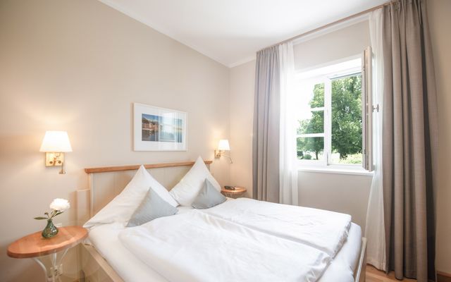 Small double room with garden view image 4 - Das Biohotel am Starnberger See Schlossgut Oberambach 