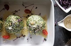 Biohotel moor&mehr: Ein Klassiker – hausgemachte Spinatknödel im moor&mehr. - moor&mehr Bio-Kurhotel, Bad Kohlgrub, Alpenvorland, Bayern, Deutschland