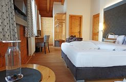 Bio-Chalet-Suite-Edelkastanie-2024-Mood-Raum (2/4) - moor&mehr Bio-Kurhotel