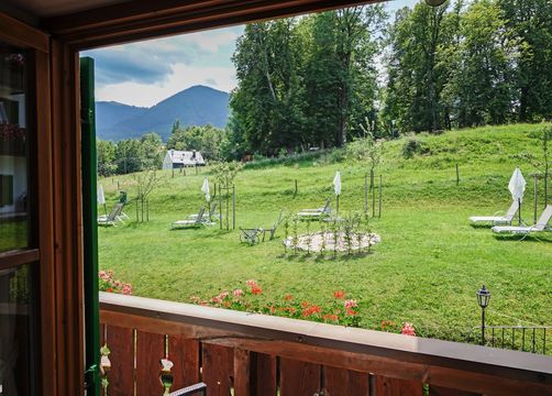 Ein Blick in den Panorama-Garten unseres Biohotels aus unserem Bio-Romantik-Doppelzimmer Lavendel mit Südbalkon. (4/5) - moor&mehr Bio-Kurhotel