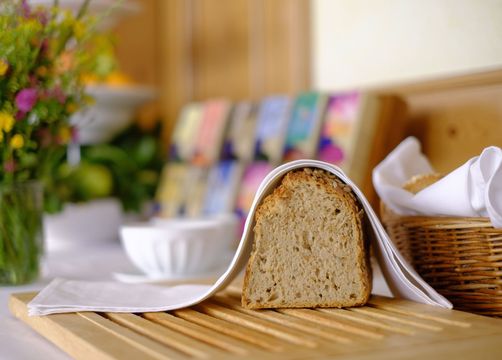 Biohotel Mohren: Frühstück mit frischem Brot - Biohotel Mohren , Deggenhausertal-Limpach, Bodensee Hinterland, Baden-Württemberg, Deutschland