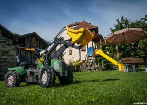 BIO HOTEL Anna: Spiel mit dem Traktor - Landhotel Anna & Reiterhof Vill, Schlanders, Vinschgau, Trentino-Südtirol, Italien