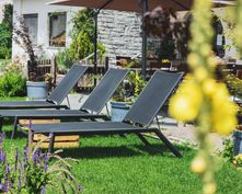 BIO HOTEL Landhotel Anna: Entspannen im Garten - Landhotel Anna & Reiterhof Vill, Schlanders, Vinschgau, Trentino-Südtirol, Italien