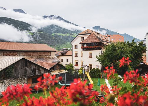 BIO HOTEL Landhotel Anna: Spielplatz - Landhotel Anna & Reiterhof Vill, Schlanders, Vinschgau, Trentino-Südtirol, Italien