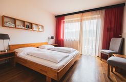 BIO HOTEL Landhotel Anna: Bio-Doppelzimmer mit Balkon - Landhotel Anna & Reiterhof Vill, Schlanders, Vinschgau, Trentino-Südtirol, Italien