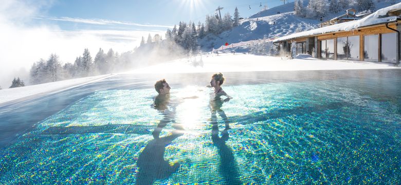 Mountain Resort  Feuerberg: Sonnenbaden im Schnee