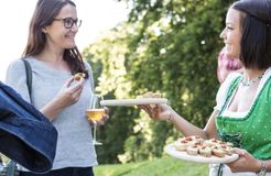 Biohotel Schwanen: Häppchen im Gastgarten - Biohotel Schwanen, Bizau, Vorarlberg, Österreich