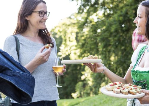 Biohotel Schwanen: Häppchen im Gastgarten (19/20) - Biohotel Schwanen