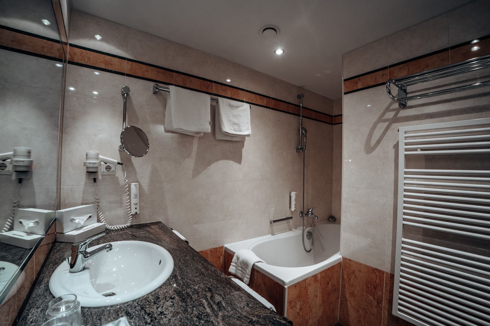 Doppelzimmer Balkon image 3 - Familotel Seefeld Tirol Das Kaltschmid