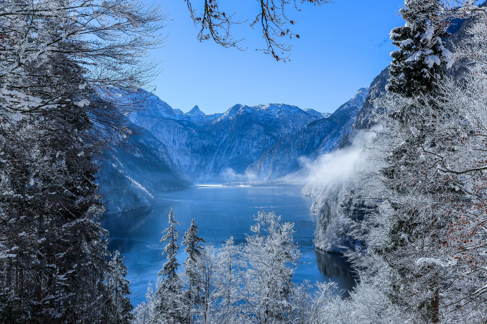 Bergsee in den verschneiten Bergen