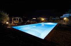 Biohotel La Pievuccia: Pool bei Nacht - Agriturismo La Pievuccia, Castiglion Fiorentino (AR), Toskana, Italien