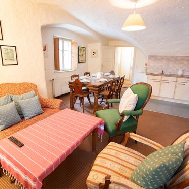 Couch, Gut Ottmanach "Josefhof", Pischeldorf, Kärnten, Carinthia , Austria