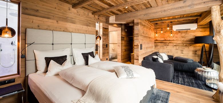 Quellenhof Luxury Resort Passeier: Wald-Chalet im Alpenschlössel image #2