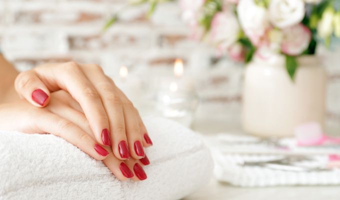 SEMIPERMANENT-LACK MIT MANIKÜRE