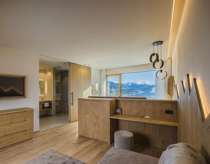 Alpin Panorama Hotel Hubertus: Wellness Suite LUMES mit Jacuzzi & Garten