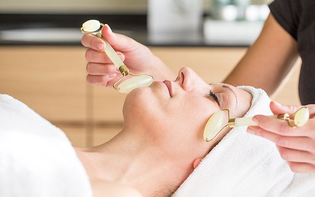 Pure Altitude Gesichtsmassage mit Jadesteinen