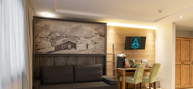 MY ALPENWELT Resort: Deluxe Doppelzimmer "Bergblick" mit Zusatzbett image #3