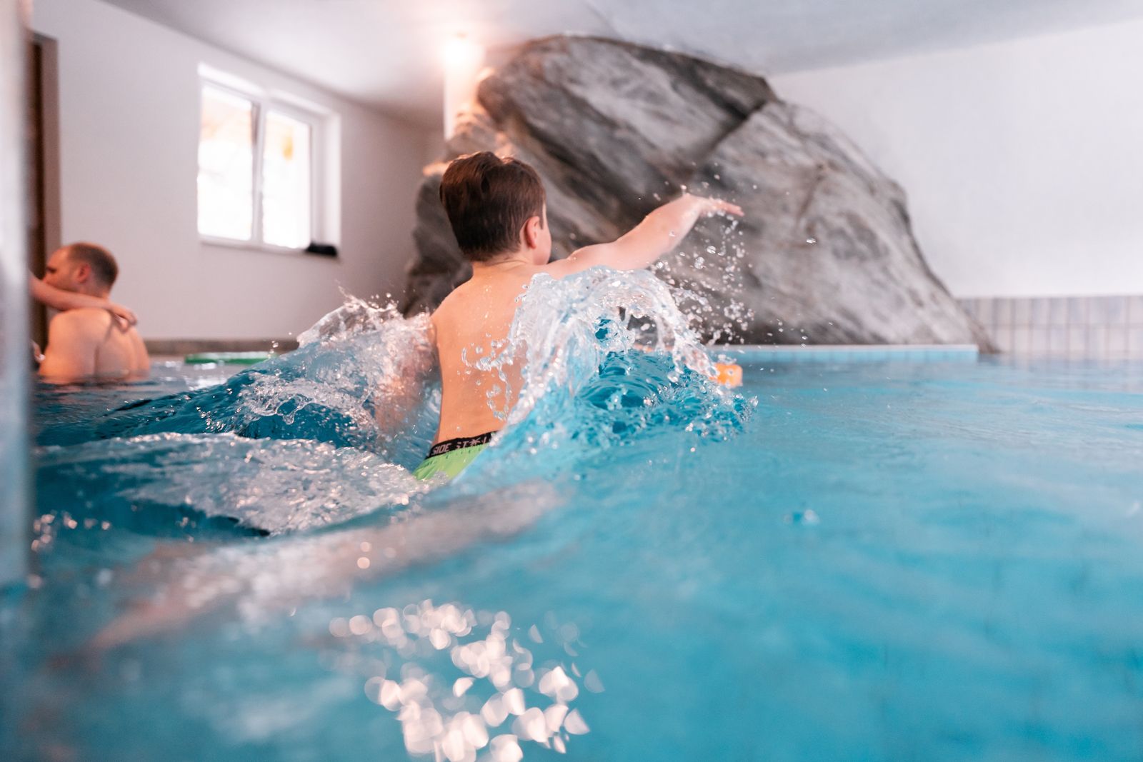 Schwimmen lernen im Urlaub! image 1 - Pirker's Natur- & Bio Familienhotel