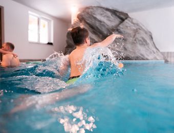 Top Angebot: Schwimmen lernen im Urlaub - Pirker's Natur- & Bio Familienhotel