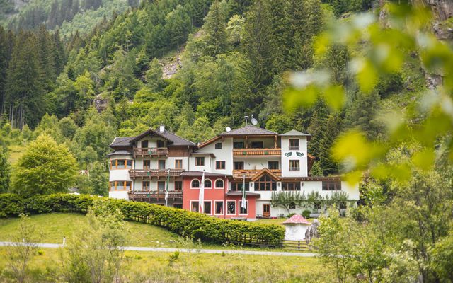 Pirker's Natur & Bio Familienhotel: Hotelansicht im Sommer