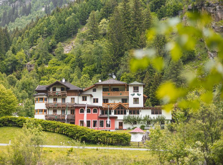 Pirker's Natur & Bio Familienhotel: Hotelansicht im Sommer - Pirker's Natur- & Bio Familienhotel, Malta, Katschberg Lieser-Maltatal, Kärnten, Österreich