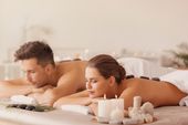 Klassische Rückenmassage mit Aromaöl