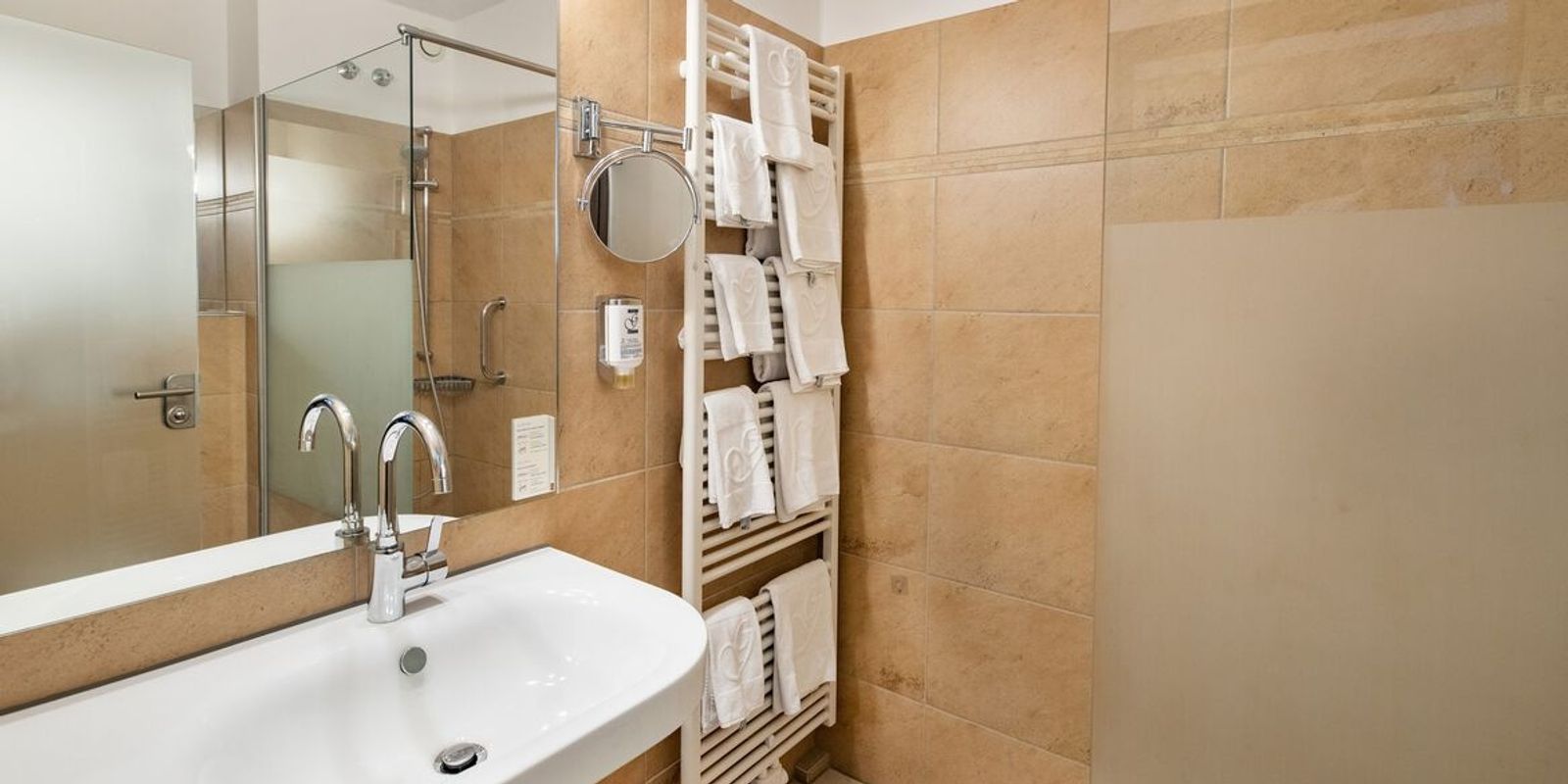 Standard Doppelzimmer image 4 - Göbel´s Seehotel Diemelsee