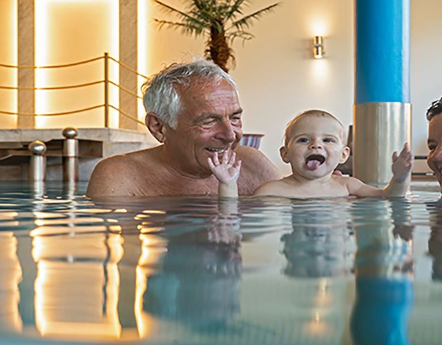 Angebot: URLAUBSZEIT mit OMA-OPA - Mein Krug