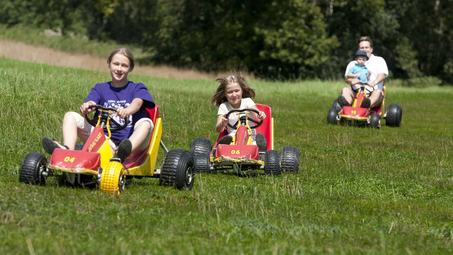 Mit Devalcart - unmotorisierte Gocarts - die Skipiste hinunter sausen im Familotel FamilienKlub Krug | Familotel Fichtelgebirge