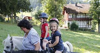 Reiten, da strahlt das Kinderherz! Ab aufs Pferd im Familotel FamilienKlub Krug | Familotel Fichtelgebirge | Mein Krug