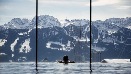 Indoor Pool Aussicht Winter im Kinderhotel Allgäuer Berghof