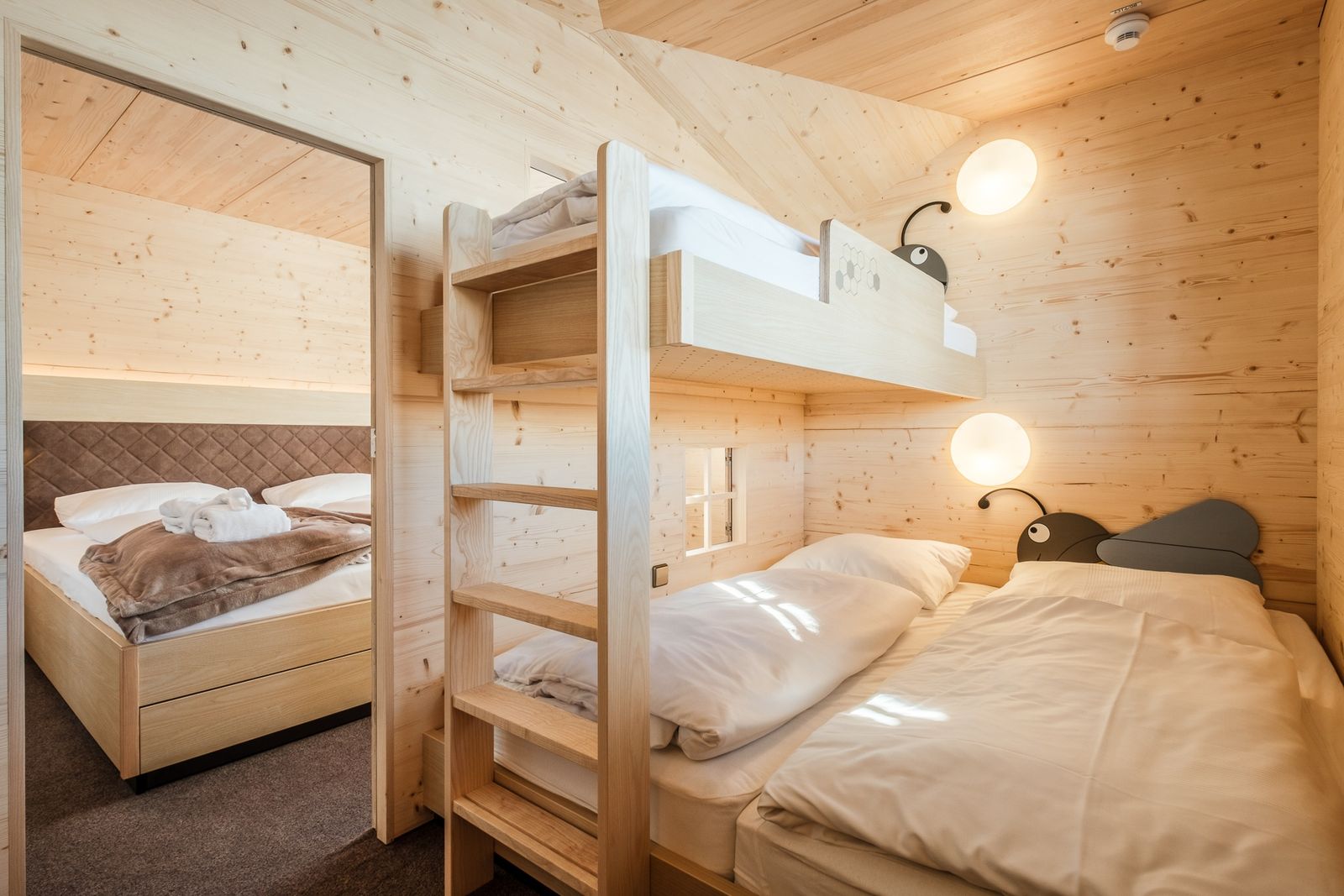 Kinderhotel Allgäuer Berghof – Kinderzimmer Familien-Suite Bienenwabe mit Blick auf die Allgäuer Alpen
