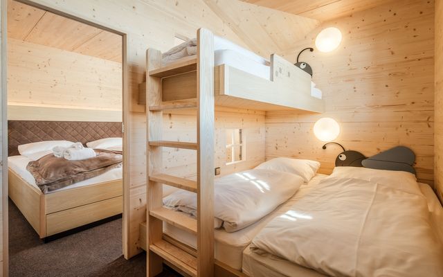 Kinderhotel Allgäuer Berghof –  Kinderzimmer der Familiensuite Bienenwabe mit Blick auf die Allgäuer Alpen