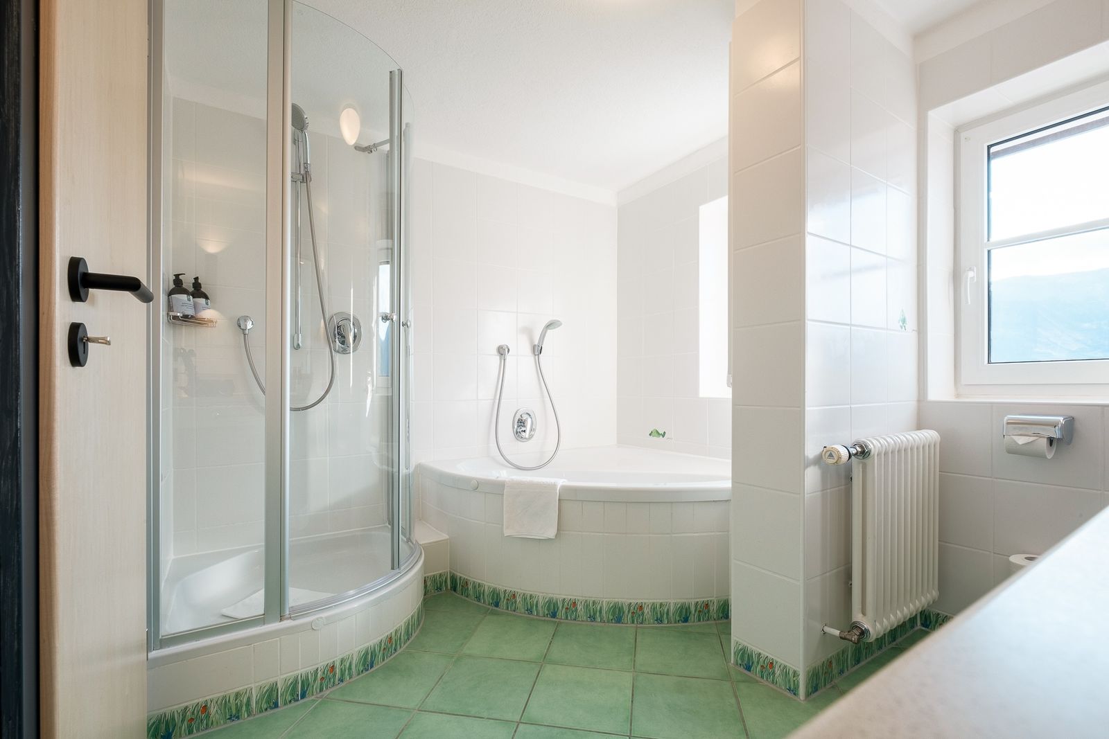 Kinderhotel Allgäuer Berghof – Badezimmer Familien-Suite Piepmatz mit Blick auf die Allgäuer Alpen