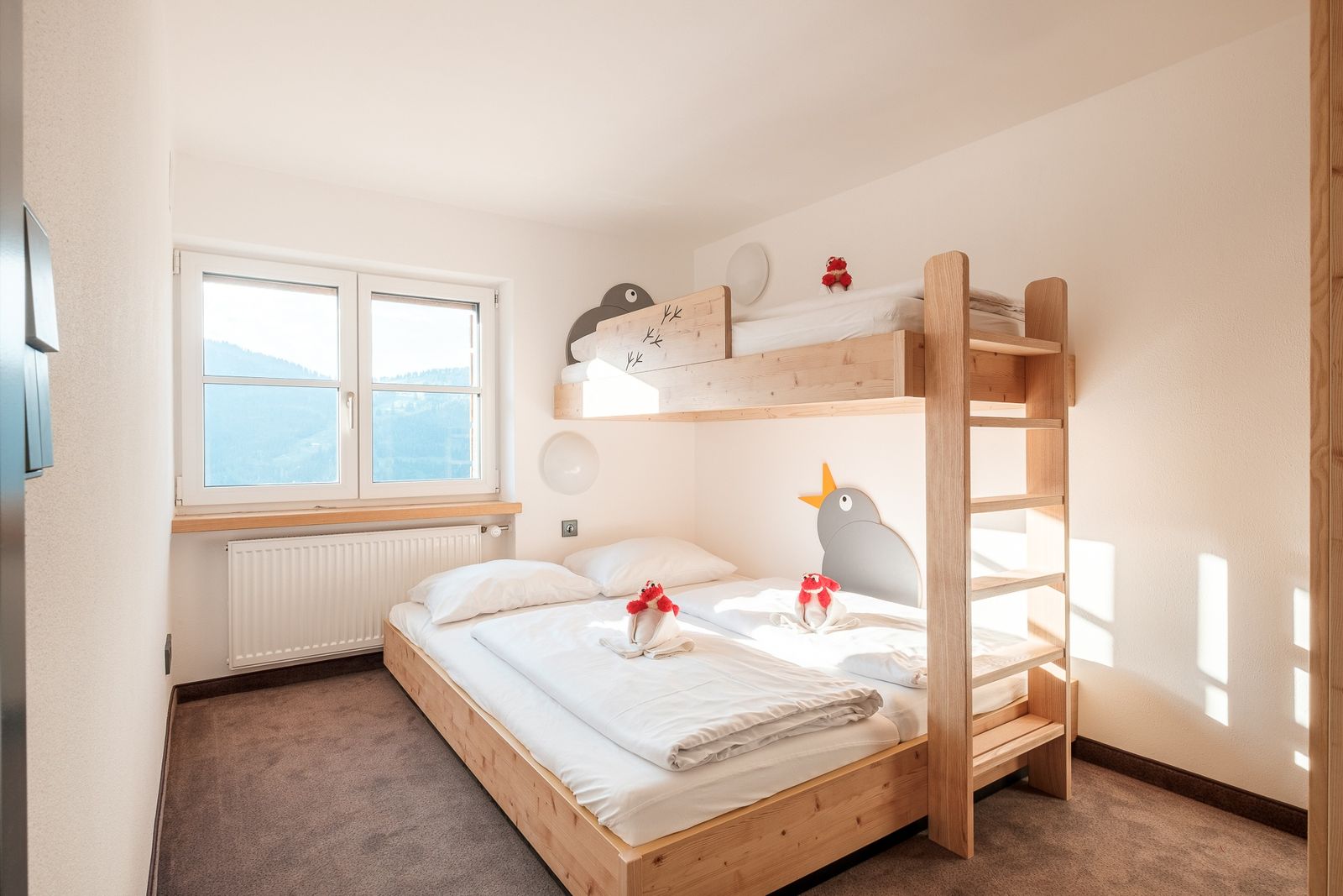 Kinderhotel Allgäuer Berghof – Kinderzimmer Familien-Suite Piepmatz mit Blick auf die Allgäuer Alpen