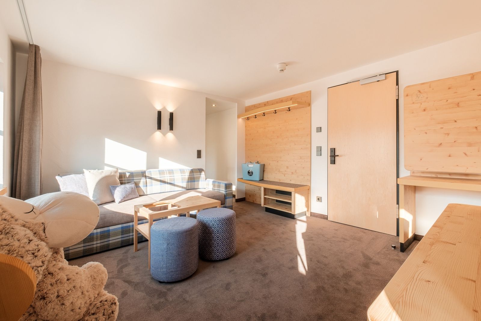 Kinderhotel Allgäuer Berghof – Wohnzimmer Familien-Suite Piepmatz mit Blick auf die Allgäuer Alpen