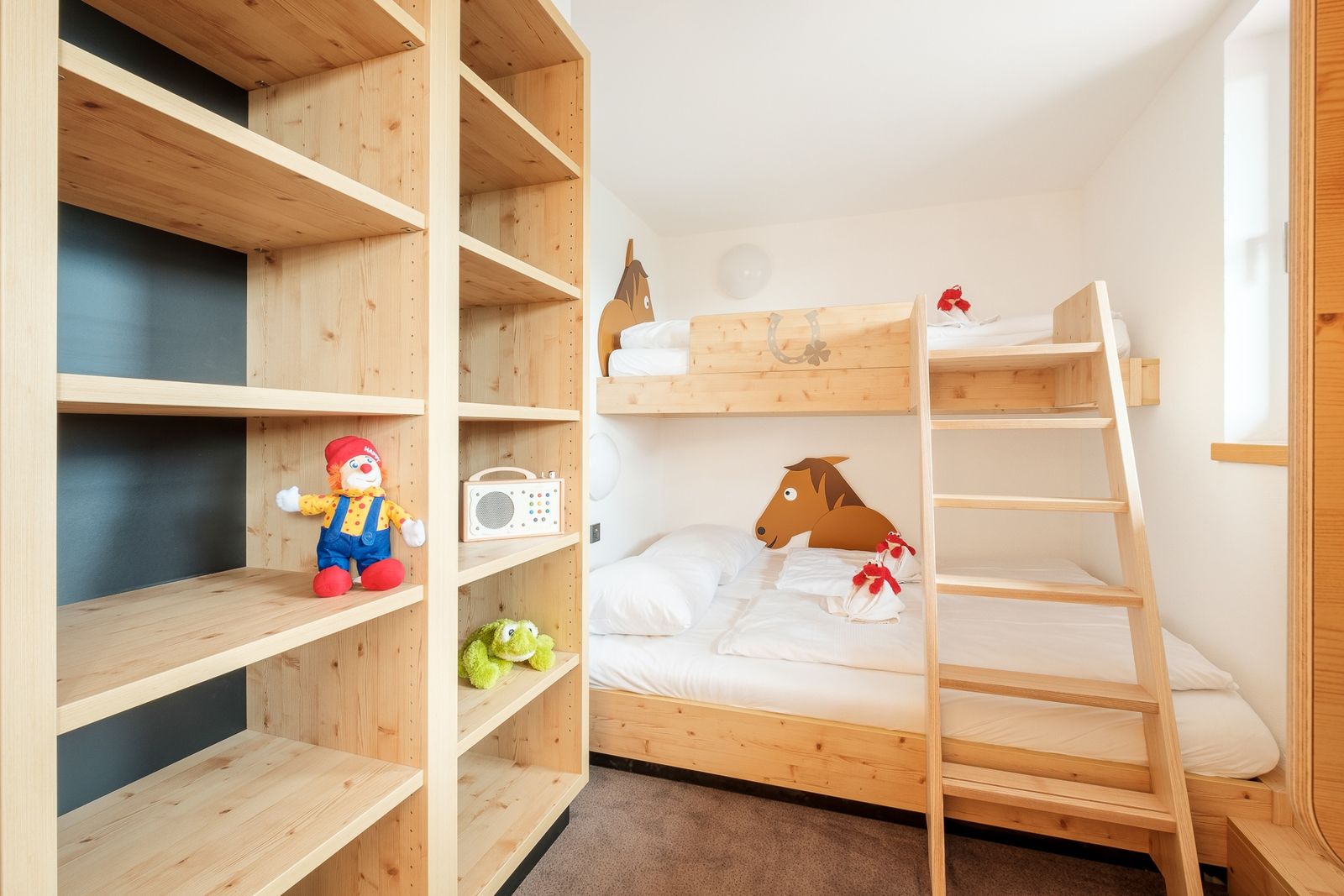 Kinderhotel Allgäuer Berghof – Kinderzimmer Familien-Suite Schaukelpferd mit Blick auf die Allgäuer Alpen