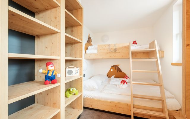 Kinderhotel Allgäuer Berghof – Kinderzimmer der Familiensuite Schaukelpferd mit Blick auf die Allgäuer Alpen