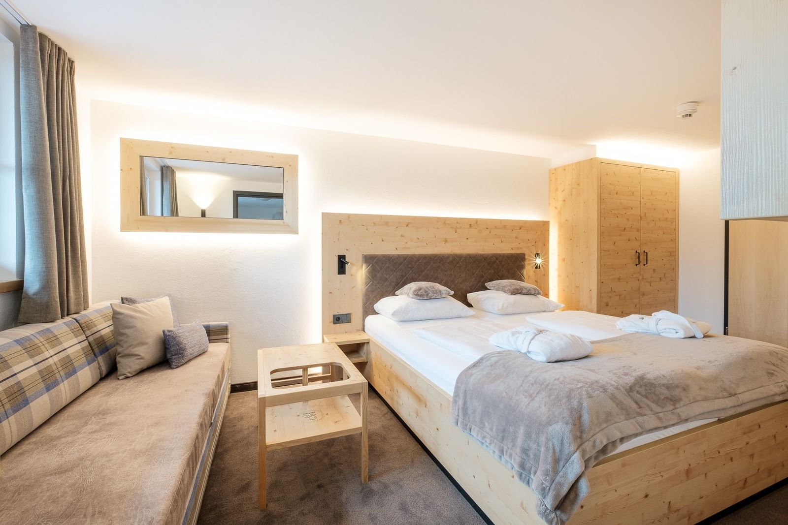 Kinderhotel Allgäuer Berghof – Wohnzimmer Familien-Suite Schaukelpferd mit Blick auf die Allgäuer Alpen