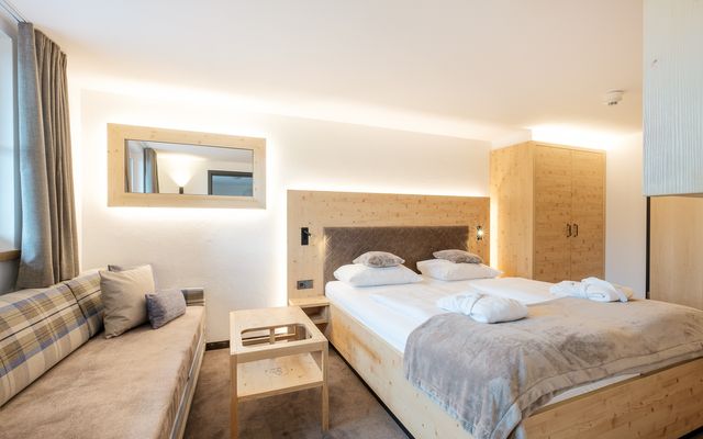  Kinderhotel Allgäuer Berghof – Schlafzimmer der Familiensuite Schaukelpferd mit Blick auf die Allgäuer Alpen