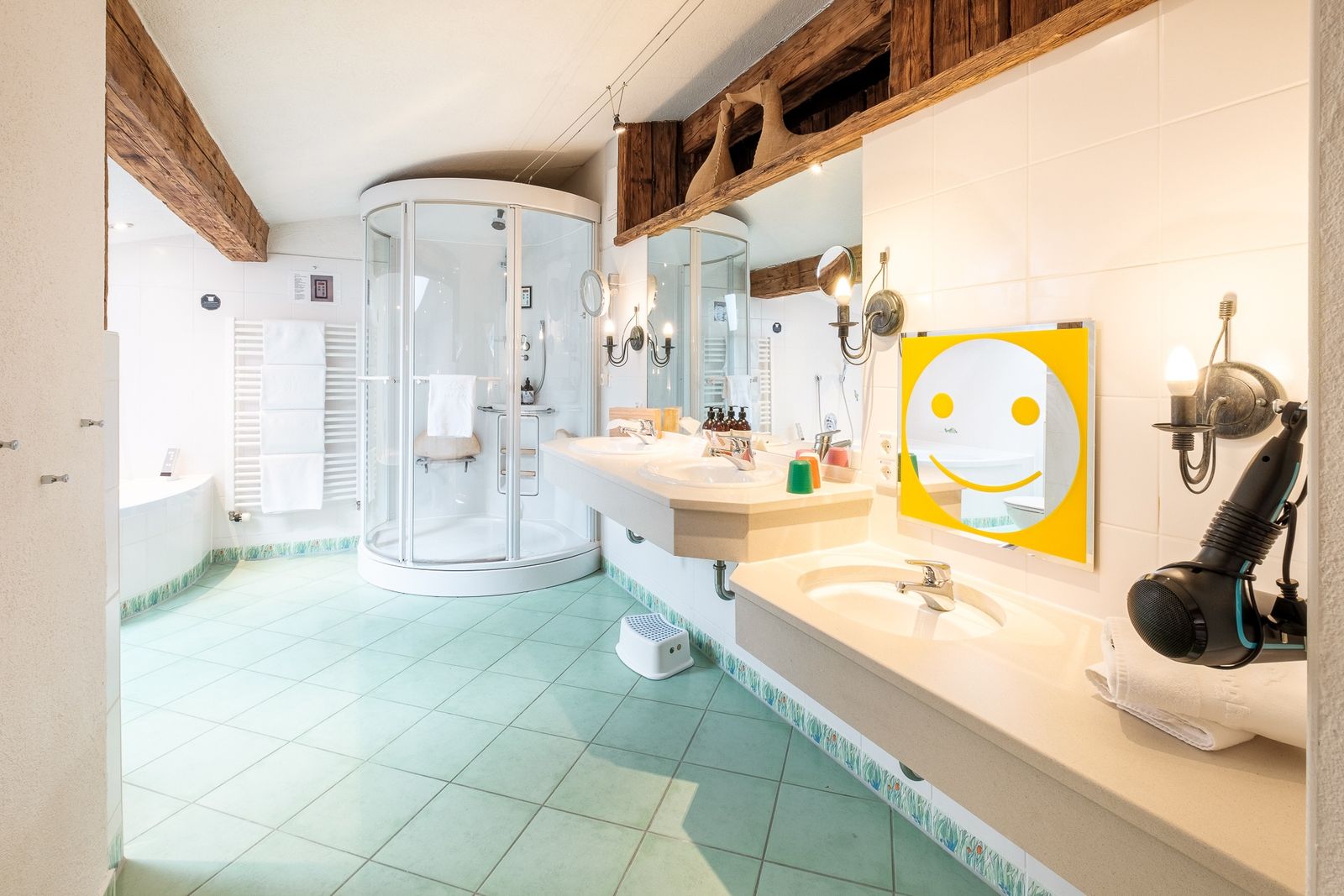 Kinderhotel Allgäuer Berghof – Badezimmer Familien-Suite Adlerhorst mit Blick auf die Allgäuer Alpen