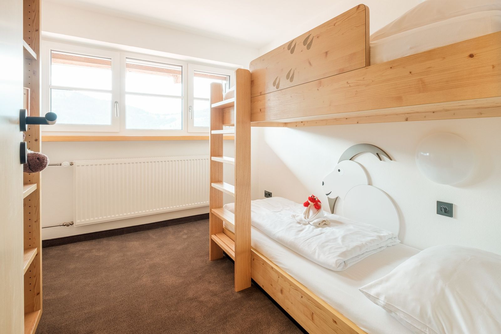 Kinderhotel Allgäuer Berghof – Kinderzimmer Familien-Suite Ziegenbart mit Blick auf die Allgäuer Alpen