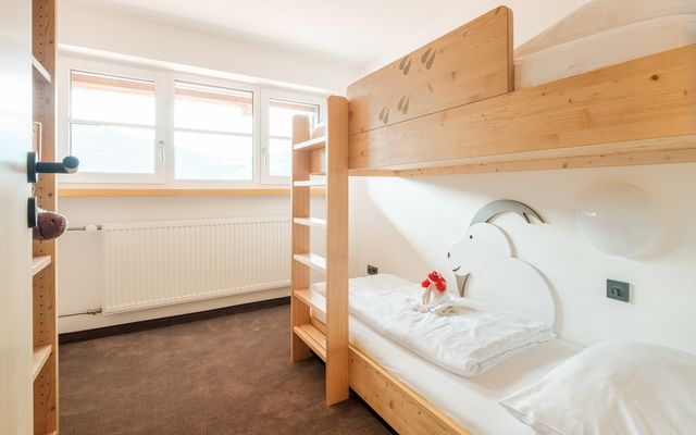 Kinderhotel Allgäuer Berghof – Kinderzimmer Familiensuite Ziegenbart mit Blick auf die Allgäuer Alpen