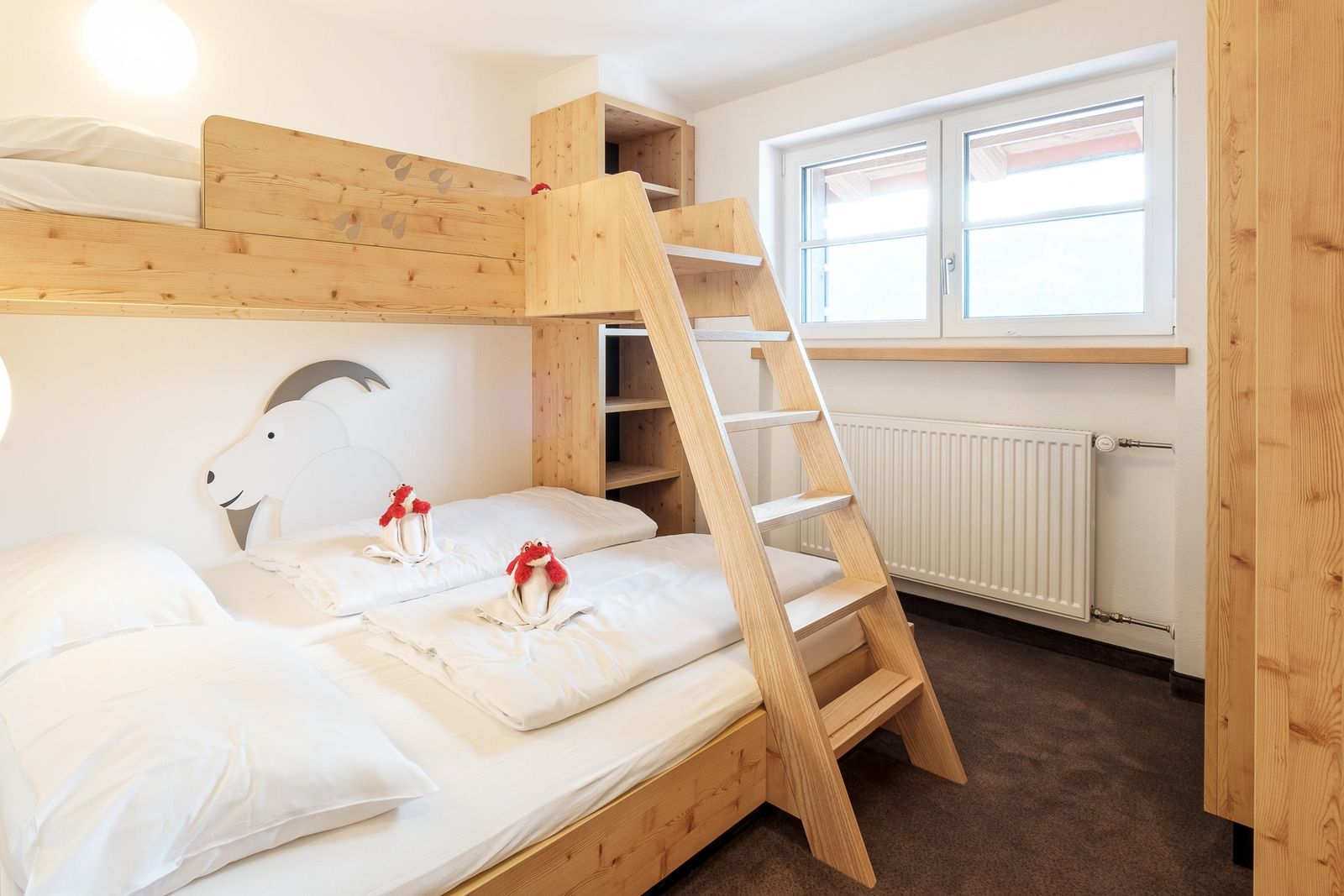 Kinderhotel Allgäuer Berghof – Kinderzimmer Familien-Suite Ziegenbart mit Blick auf die Allgäuer Alpen