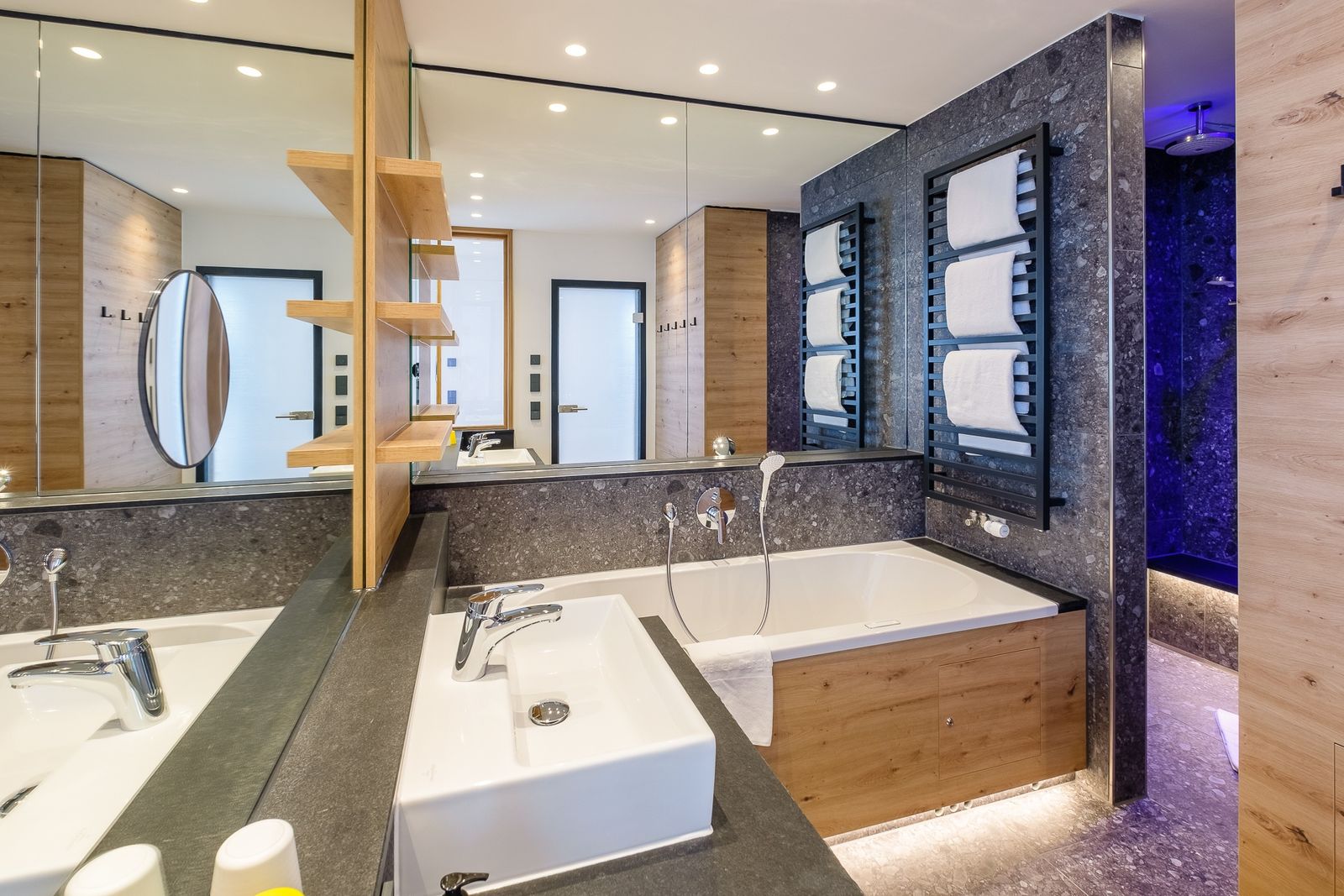 Kinderhotel Allgäuer Berghof – Badezimmer Familien-Suite Spass-Suite mit Blick auf die Allgäuer Alpen