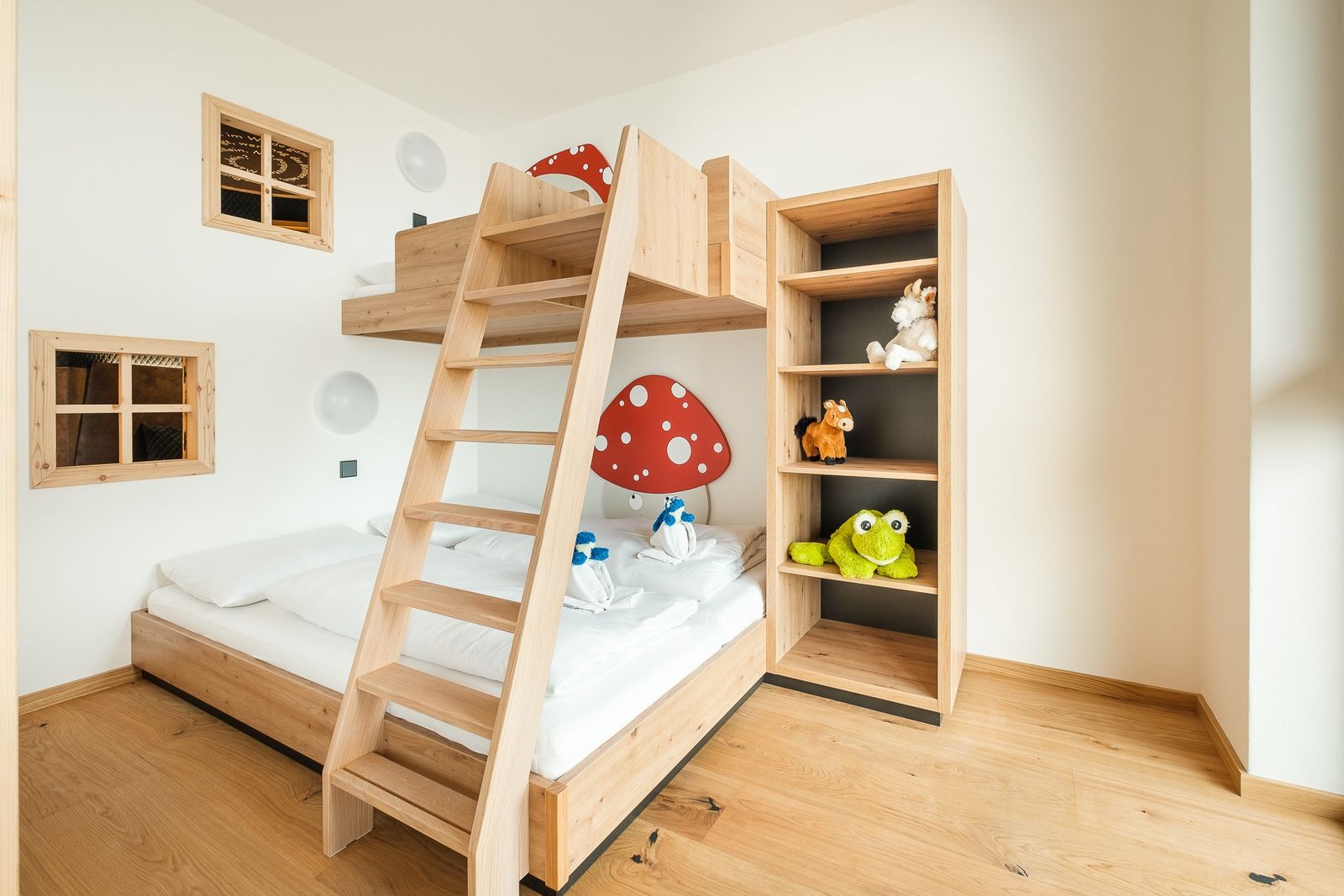 Großzügiges Familiensuite mit Wohn-Schlafraum für die Eltern. Kinderzimmer mit kuscheligem Spielwiesenstockbett und beeindruckendem Bergblick.