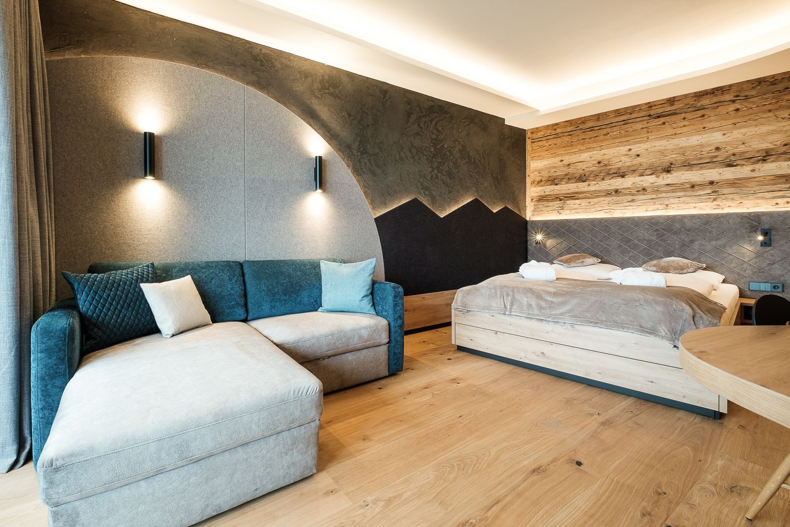 Kinderhotel Allgäuer Berghof – Wohnzimmer Familien-Suite Glückspilz mit Blick auf die Allgäuer Alpen