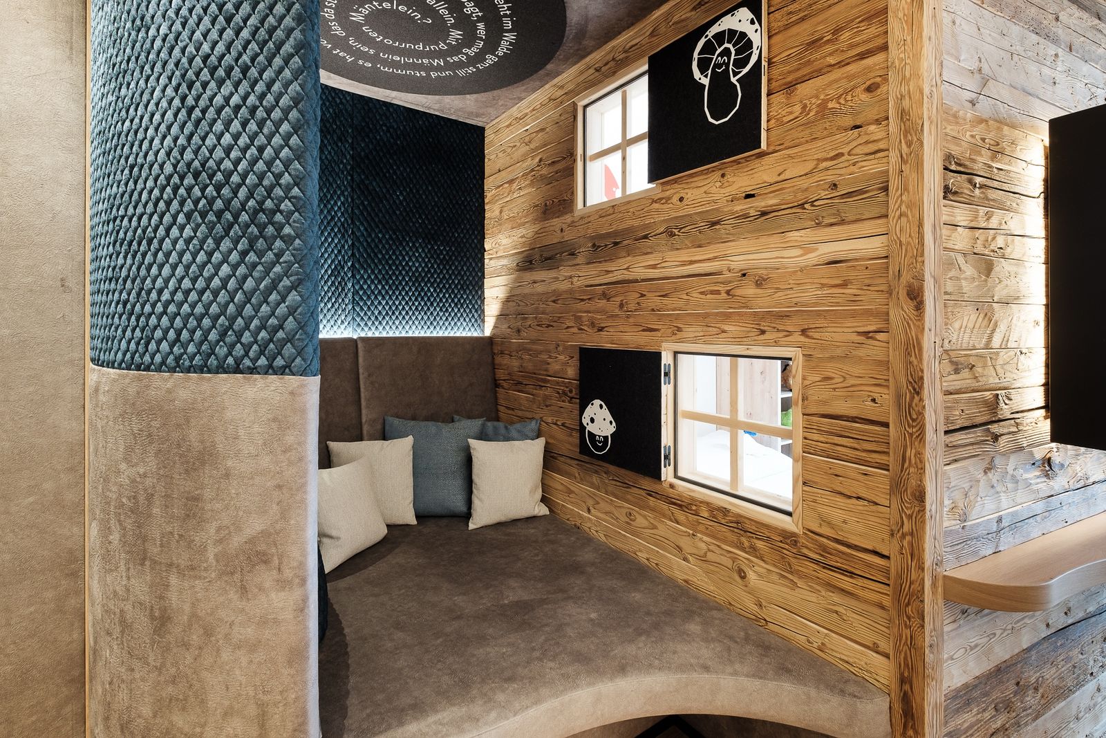 Kinderhotel Allgäuer Berghof – Wohnzimmer Familien-Suite Glückspilz mit Blick auf die Allgäuer Alpen