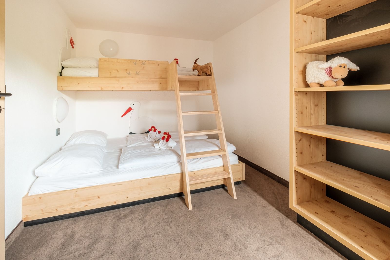 Kinderhotel Allgäuer Berghof – Kinderzimmer Familien-Suite Klapperstorch mit Blick auf die Allgäuer Alpen