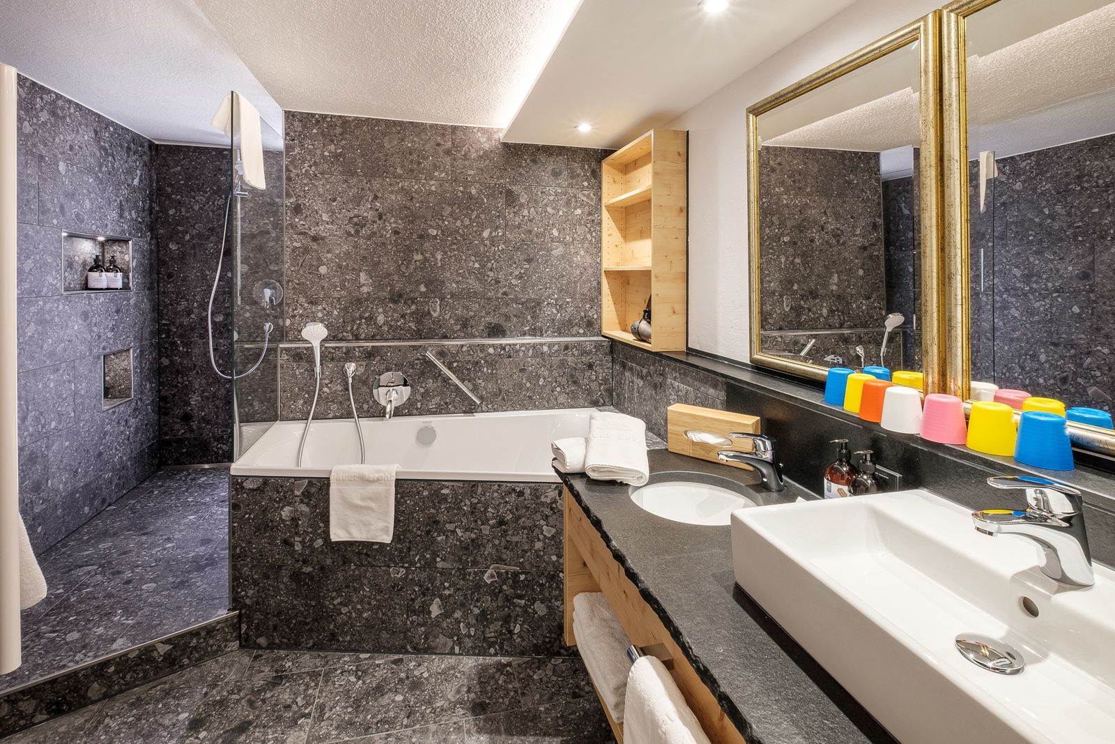 Kinderhotel Allgäuer Berghof – Badezimmer Familien-Suite Klapperstorch mit Blick auf die Allgäuer Alpen